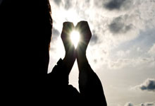 巅峰国际官网:酸了!日本国脚客串中卫仍征服利物浦:任队长+被换下获全场喝彩.